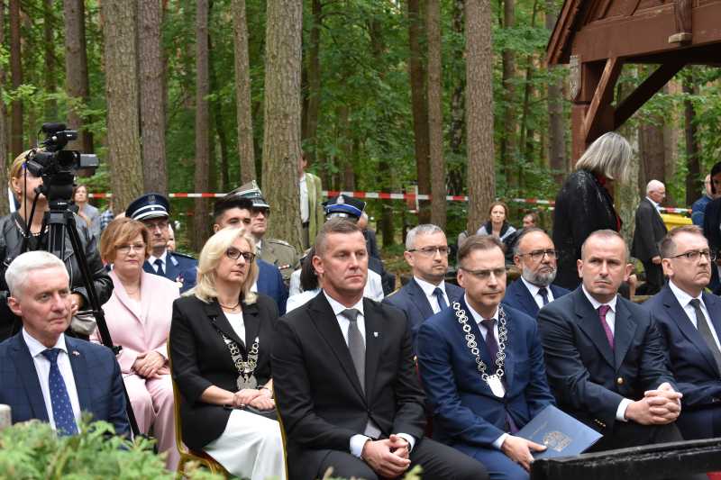 Delegacje podczas uroczystości w Pszczelniku