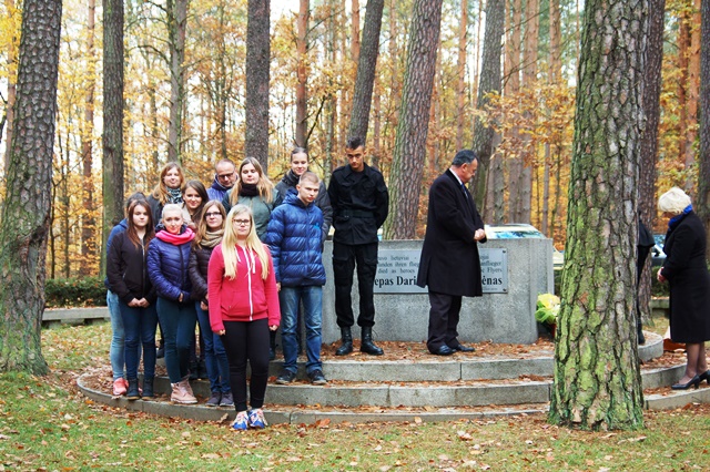 Zniczy przy pomniku lotników litewskich